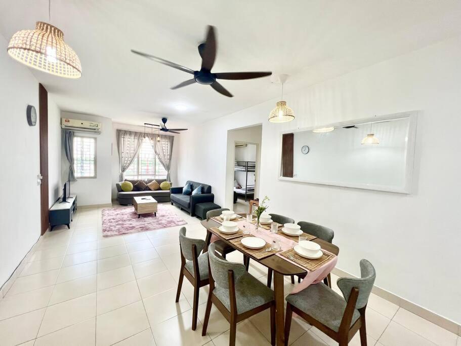 Apartment O3 1-12pax Cozy Setia Alam Sccc Tv&wifi Pool *