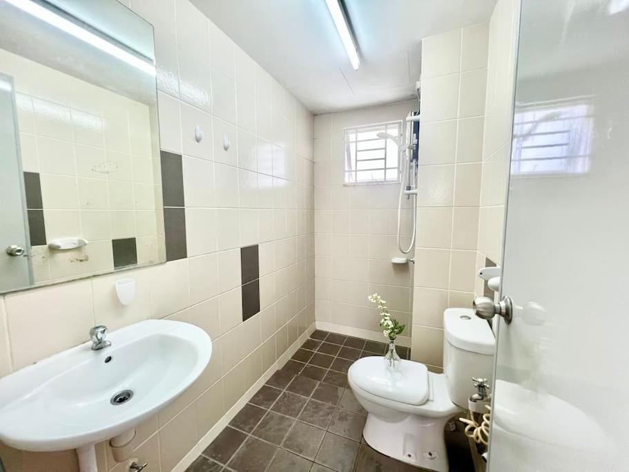 Apartment O3 1-12pax Cozy Setia Alam Sccc Tv&wifi Pool Shah Alam
