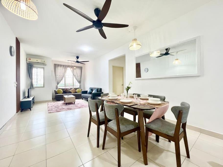 Apartment O3 1-12pax Cozy Setia Alam Sccc Tv&wifi Pool