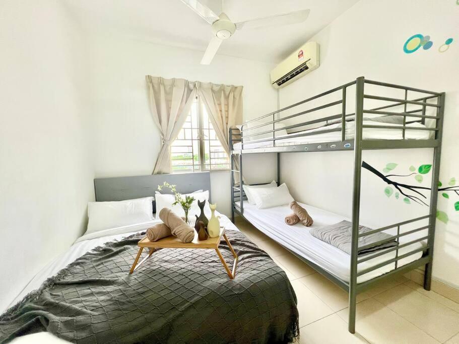 Apartment O3 1-12pax Cozy Setia Alam Sccc Tv&wifi Pool *