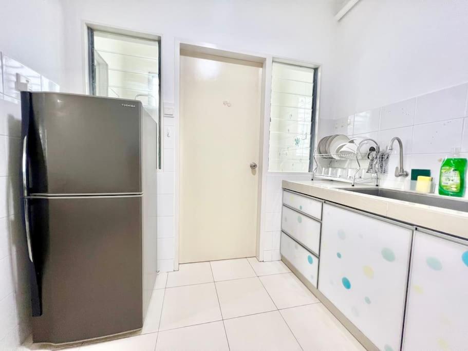 Apartment O3 1-12pax Cozy Setia Alam Sccc Tv&wifi Pool