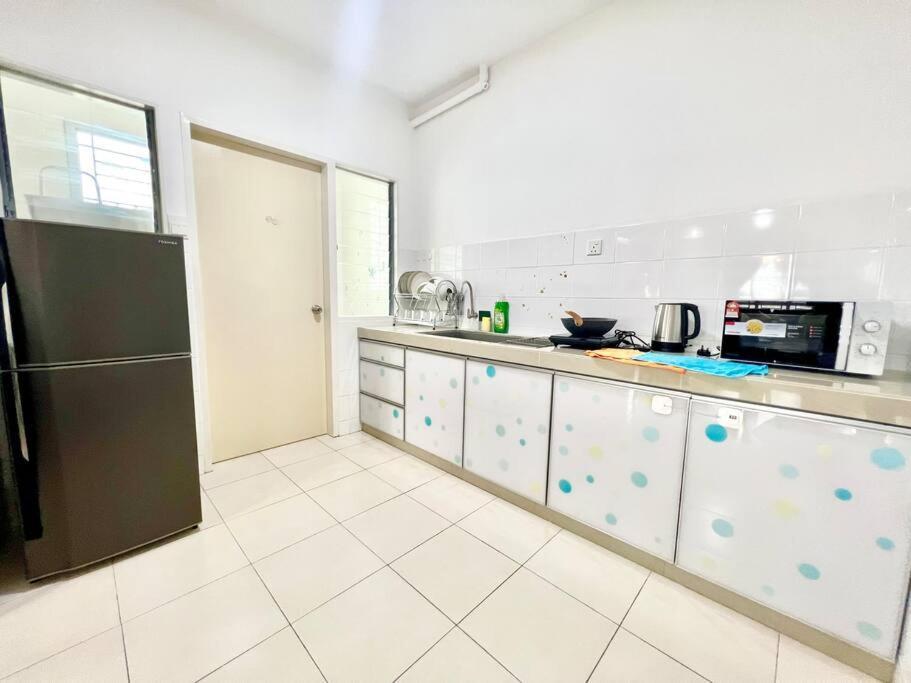 O3 1-12pax Cozy Setia Alam Sccc Tv&wifi Pool Apartment *