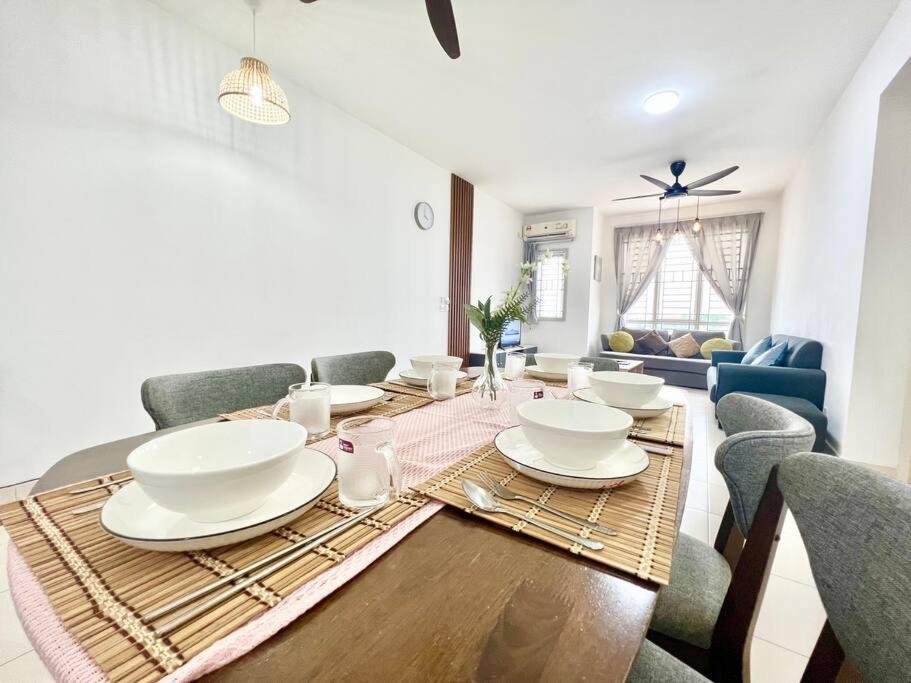 Apartment O3 1-12pax Cozy Setia Alam Sccc Tv&wifi Pool Shah Alam