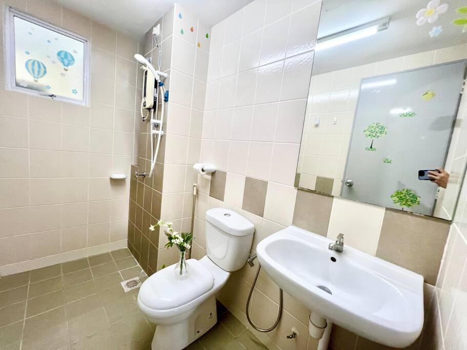 Apartment O3 1-12pax Cozy Setia Alam Sccc Tv&wifi Pool