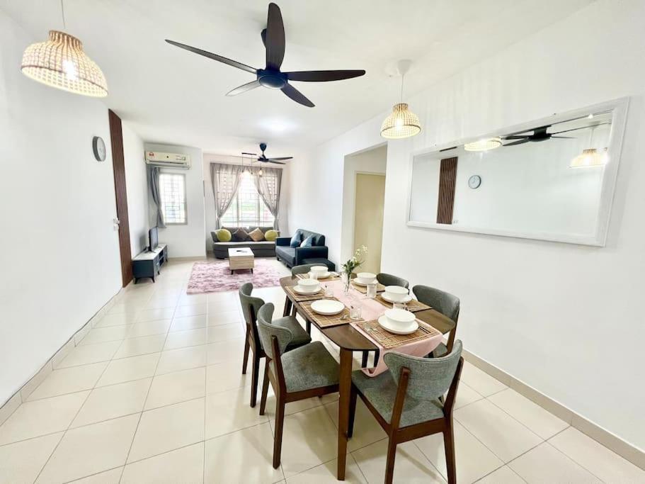 Apartment O3 1-12pax Cozy Setia Alam Sccc Tv&wifi Pool *